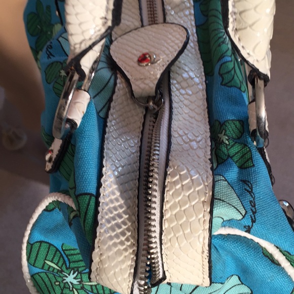 Beautiful GUESS bag Perfect for that tropical trip - Picture 3 of 6